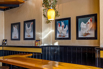 Bildern von Hühnern an der Wand